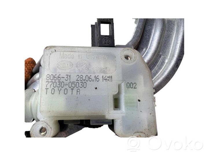 Toyota Avensis T270 Moteur de verrouillage trappe à essence 7703005030