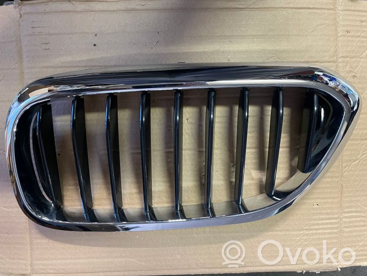 BMW 5 G30 G31 Grille de calandre avant 51137383519