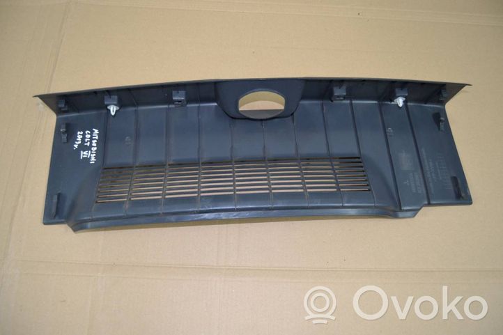 Mitsubishi Colt CZ3 Rivestimento superiore del portellone posteriore/bagagliaio MR951565