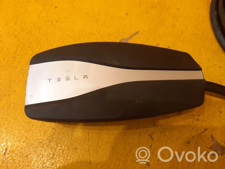 Tesla Model 3 Sähköauton latauspistoke 112125400G