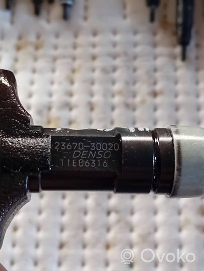 Toyota Land Cruiser (J120) Injecteur de carburant 2367030020