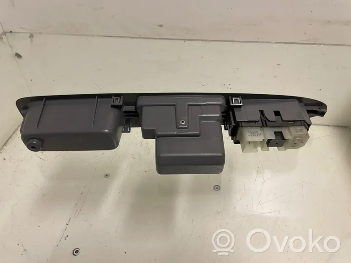 Toyota Avensis Verso Takaoven kahvan kehys 7427144110