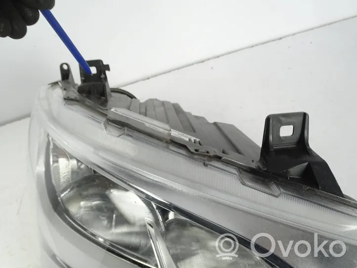 Mercedes-Benz Sprinter W907 W910 Lampa przednia A9109060100