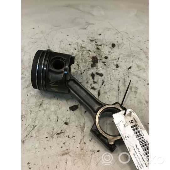 Nissan Juke I F15 Piston with connecting rod 