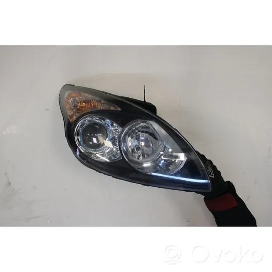 Hyundai i30 Lampa przednia 92102-2R000