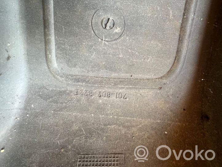 Volkswagen Transporter - Caravelle T4 Coin de pare-chocs arrière 701807322B