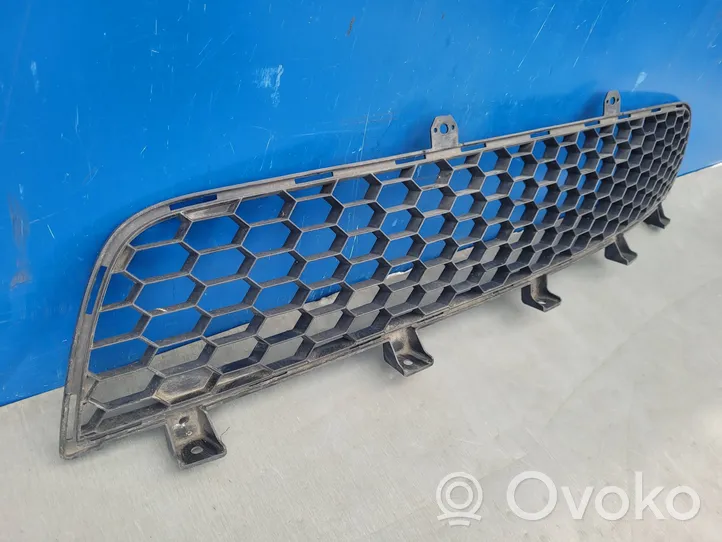 Mitsubishi L200 Grille inférieure de pare-chocs avant 6402A124