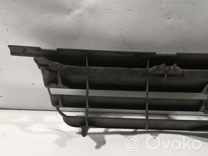 Volkswagen Polo III 6N 6N2 6NF Grille calandre supérieure de pare-chocs avant 