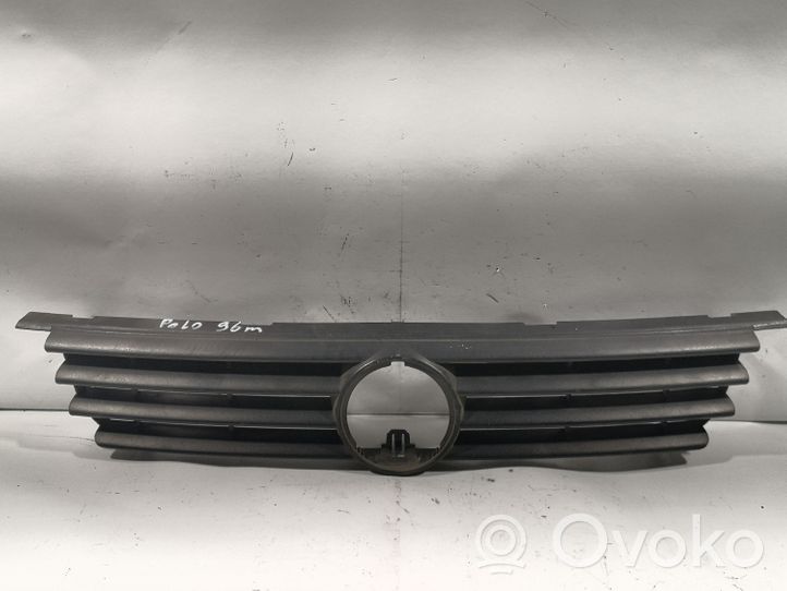 Volkswagen Polo III 6N 6N2 6NF Griglia superiore del radiatore paraurti anteriore 