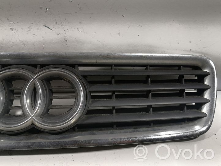 Audi A4 S4 B5 8D Maskownica / Grill / Atrapa górna chłodnicy 