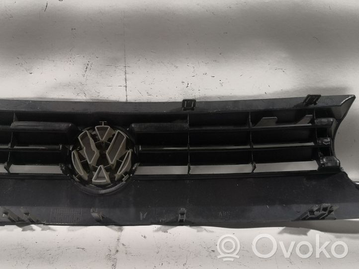 Volkswagen Golf III Etupuskurin ylempi jäähdytinsäleikkö 