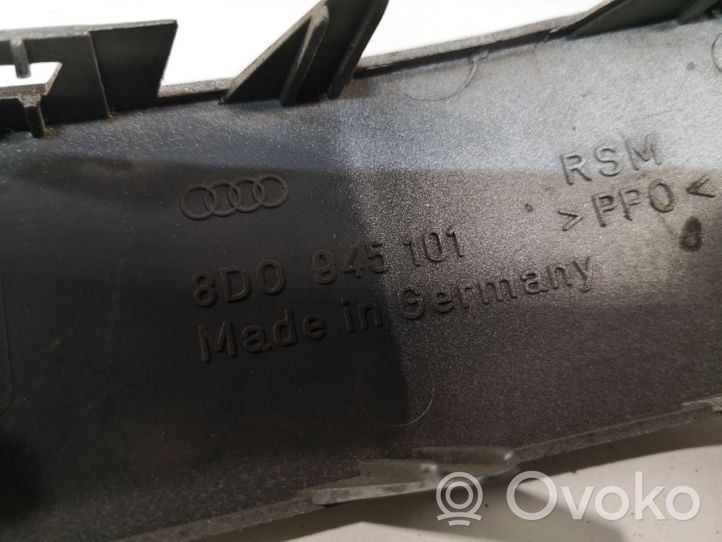 Audi A4 S4 B5 8D Moulure de garniture de feu arrière / postérieur 8D0945101