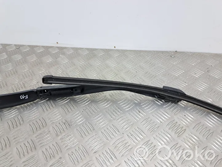 BMW 5 F10 F11 Brazo del limpiaparabrisas delantero 7182459