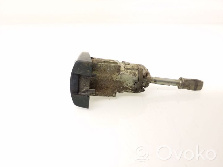 Volkswagen PASSAT B5 Front door lock (next to the handle) 