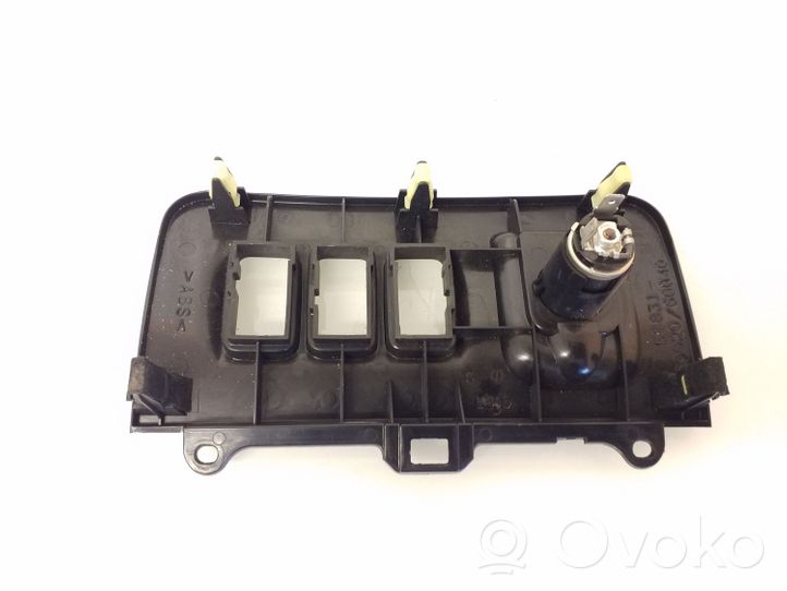 Toyota Land Cruiser (J120) 12 V lizdas (priekyje) 588316002060040