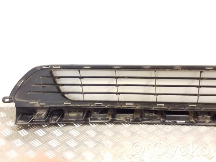 Opel Vivaro Front bumper lower grill 622543504R