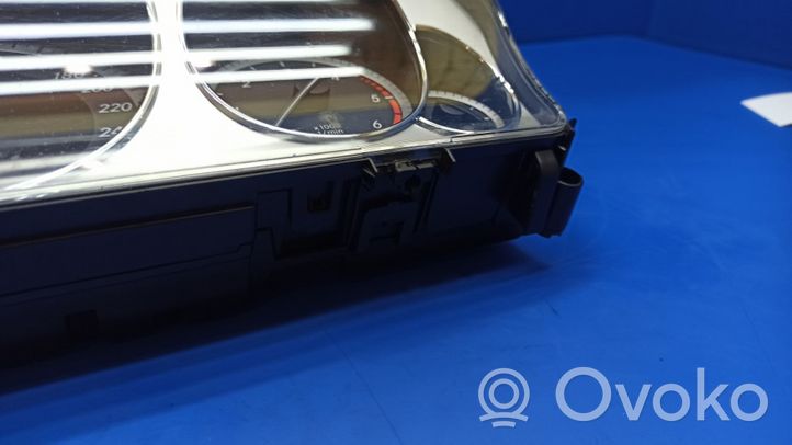 Mercedes-Benz E C207 W207 Tachimetro (quadro strumenti) A2125409547