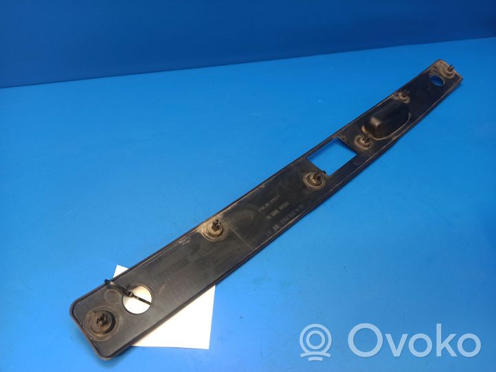 Mercedes-Benz E W211 Rivestimento serratura portellone posteriore/bagagliaio A2117500193