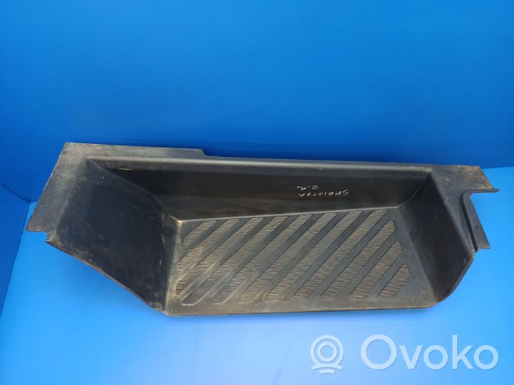 Mercedes-Benz Sprinter W901 W902 W903 W904 Etuoven kynnyksen suojalista 9016860128