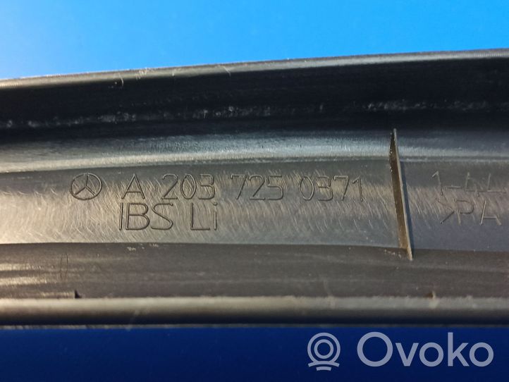 Mercedes-Benz C W203 Rivestimento modanatura del vetro della portiera anteriore A2037250371