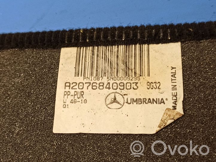 Mercedes-Benz E C207 W207 Zestaw dywaników samochodowych A2076801748