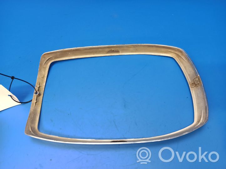 Mercedes-Benz COMPAKT W115 Rivestimento sotto il faro/fanale 100710