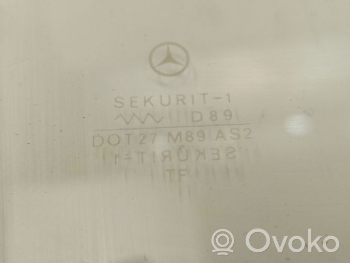 Mercedes-Benz COMPAKT W115 Etuoven ikkunalasi, neliovinen malli 