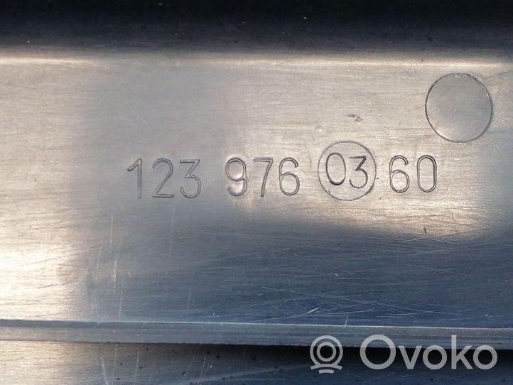 Mercedes-Benz E W123 Rivestimento vano piedi laterale 1239760360