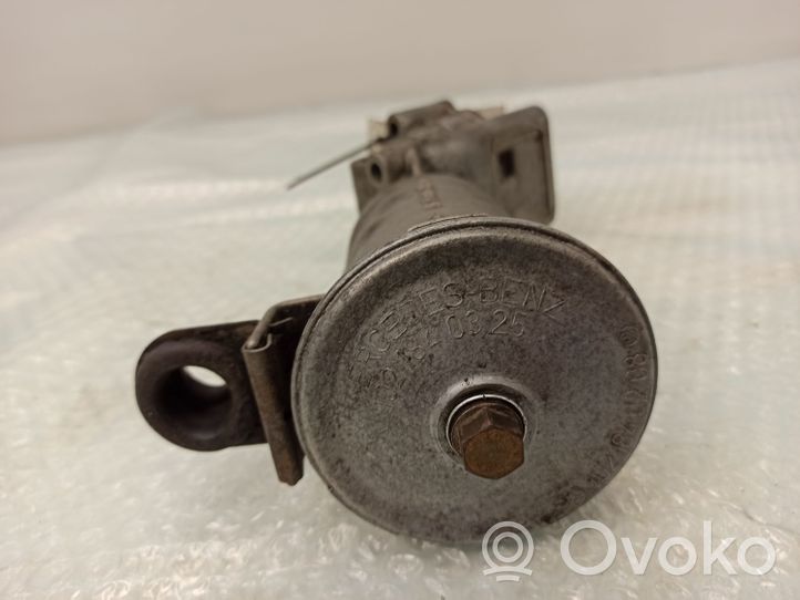 Mercedes-Benz E W123 Supporto di montaggio del filtro dell’olio 1021800111