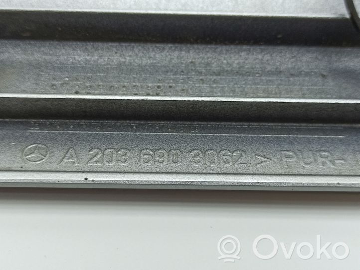 Mercedes-Benz C W203 Aizmugurē durvju dekoratīvā apdare (moldings) A2036903062