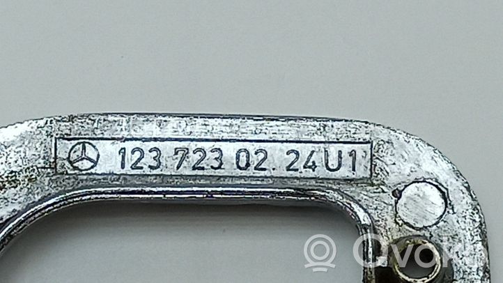 Mercedes-Benz E W123 Altro elemento di rivestimento della portiera posteriore 1237230224U1