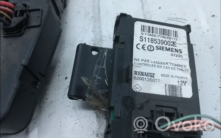 Renault Megane II Sterownik / Moduł ECU 7711497216