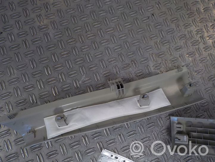 Volvo XC60 Rivestimento inferiore laterale del sedile posteriore 31425701