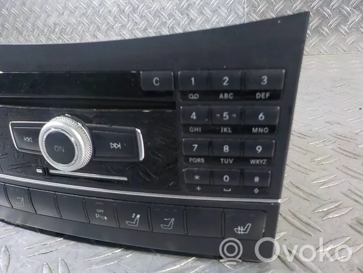 Mercedes-Benz E C207 W207 Panel / Radioodtwarzacz CD/DVD/GPS A2129004208