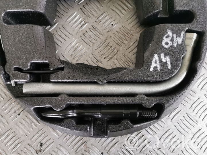 Audi A4 S4 B9 Zestaw narzędzi 8W0012100E