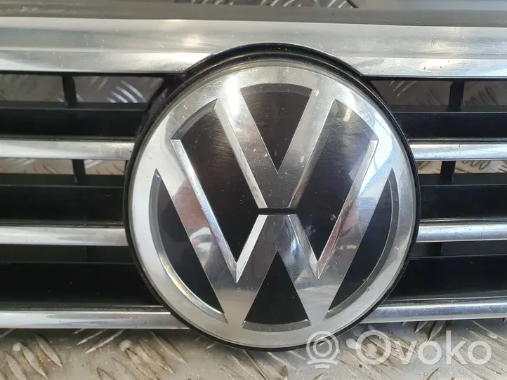 Volkswagen PASSAT B8 Grotelės viršutinės 3G0853651A