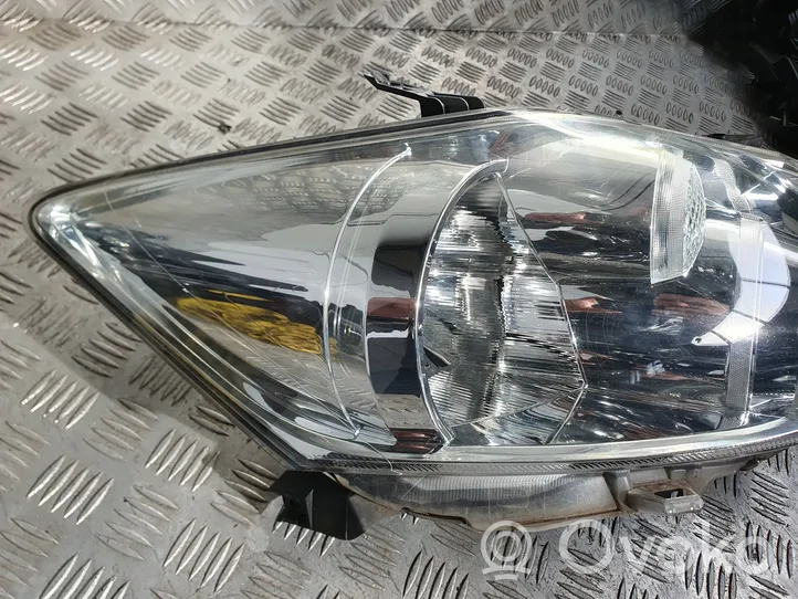 Toyota Auris 150 Lampa przednia 81110-02A40