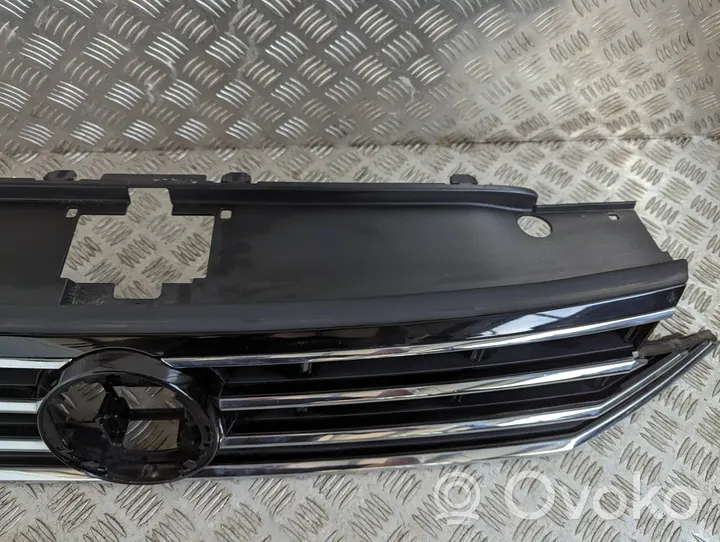 Volkswagen PASSAT B8 Grille calandre supérieure de pare-chocs avant 3C0853651