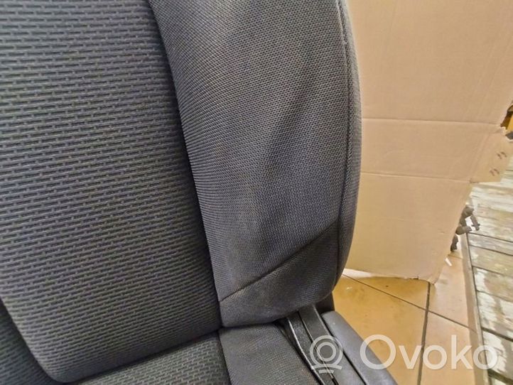 Mitsubishi Endeavor Fotele / Kanapa / Komplet 