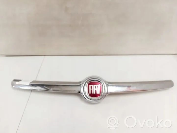 Fiat 500L Etupuskurin ylempi jäähdytinsäleikkö 735525816