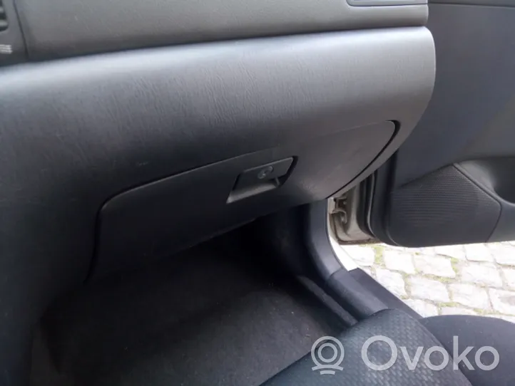 Toyota Corolla E120 E130 Panelės stalčiuko/lentinėlės paklotėlis 