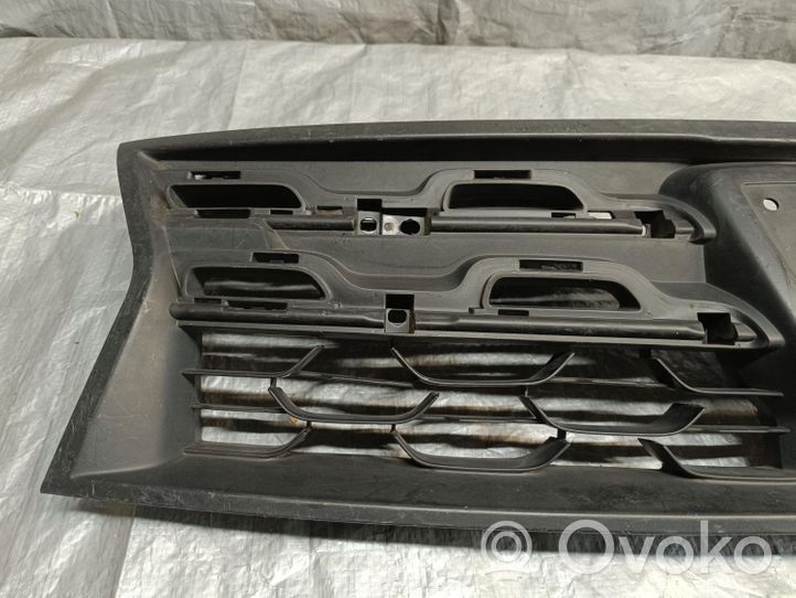 Dacia Duster Maskownica / Grill / Atrapa górna chłodnicy 623100838R