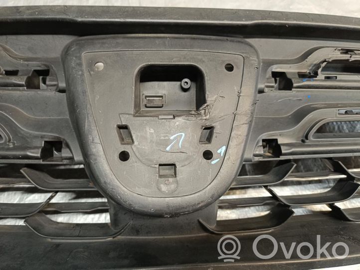 Dacia Duster Maskownica / Grill / Atrapa górna chłodnicy 623100838R