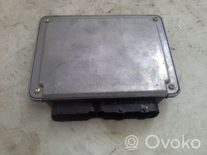 Opel Vectra B Variklio valdymo blokas 0281010271