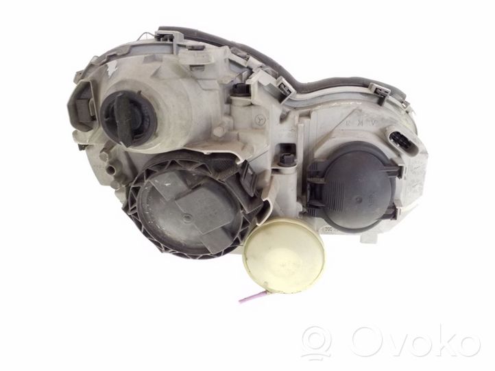 Mercedes-Benz C W203 Lampa przednia A2038200761