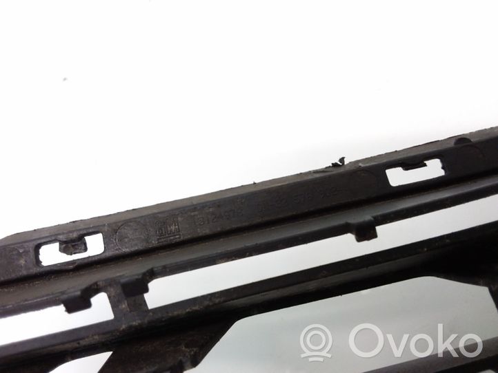 Opel Zafira B Grille inférieure de pare-chocs avant 13124978