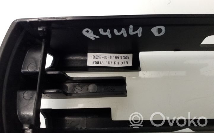 Tesla Model X Moldura de la guía del asiento delantero del conductor 106235700D