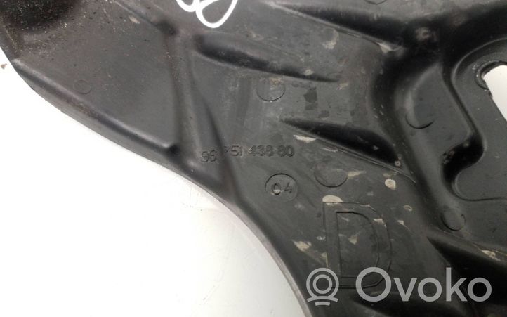 Peugeot 208 Supporto di montaggio del parafango 9675143880