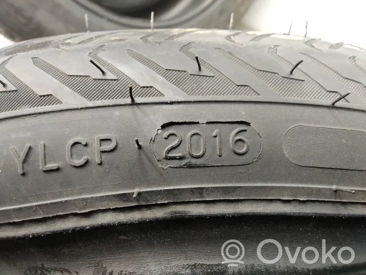 KIA Ceed Pneus d’hiver R16 à crampons 