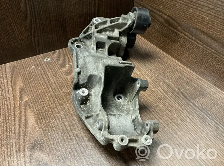 Opel Movano B Supporto del generatore/alternatore 117103703R